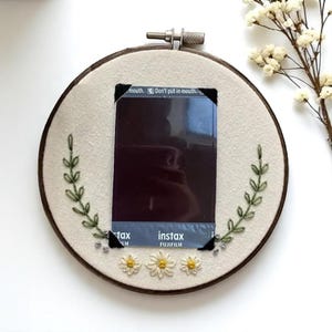 Gänseblümchen Hand bestickter Polaroid-Fotohalter, benutzerdefinierte handgemachter Bilderrahmen, Stickerei Instax Mini-Rahmen, Erinnerungs-Andenken-Geschenkidee