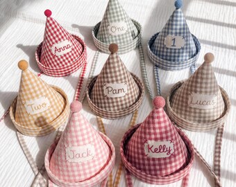 Gorro de cumpleaños personalizado a cuadros vichy con pompón, gorro de fiesta bordado a mano, corona personalizada para el primer cumpleaños, recuerdo para bebé, regalo de gorro de cumpleaños