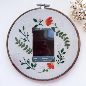 Polaroid Foto Halter mit Blumen Stickerei, benutzerdefinierte handgemachte Bilderrahmen, Stickerei Instax Mini Rahmen, Erinnerungs Andenken Geschenkidee