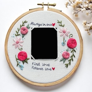 Polaroid Foto Halter mit Rosen Stickerei, benutzerdefinierte handgemachte Bilderrahmen, Stickerei Instax Mini Rahmen, Erinnerungs Andenken Geschenkidee