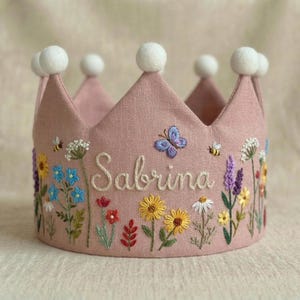 Papillon et abeille personnalisés dans un jardin de fleurs sauvages brodés à la main couronne de fête d'anniversaire, couronne florale personnalisée en lin, couronne d'anniversaire faite main