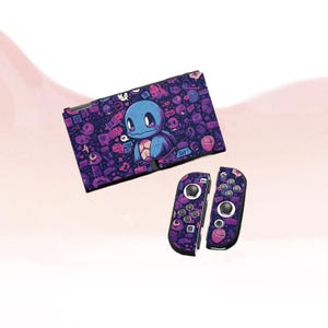 Peut inclure: Une console Nintendo Switch et des manettes Joy-Con avec un design personnalisé représentant un personnage de dessin animé bleu. La console et les manettes sont recouvertes d'un motif violet et bleu avec diverses icônes et du texte.