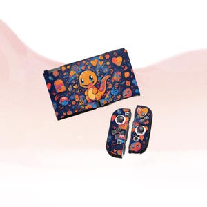 Peut inclure: Une peau de console Nintendo Switch et des manettes Joy-Con bleu marine avec un personnage de dessin animé Charmander orange. Le motif comprend des cœurs, de la nourriture et d'autres éléments colorés. Les manettes sont noires avec des motifs assortis.