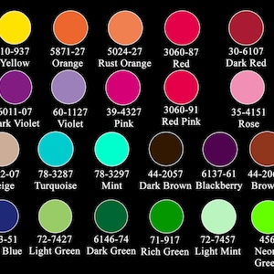 Puede incluir: Una carta de colores con 36 colores diferentes, cada uno con un nombre y un código de color correspondiente. Los colores están dispuestos en filas y columnas, y la carta está sobre un fondo negro.