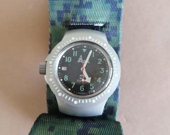 Orologio Vostok 'Ratnik' modello 6E4-1, appartenente all'equipaggiamento da combattimento dell'esercito russo.