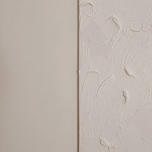 Puede incluir: Pintura abstracta blanca texturizada con pinceladas y remolinos en relieve.