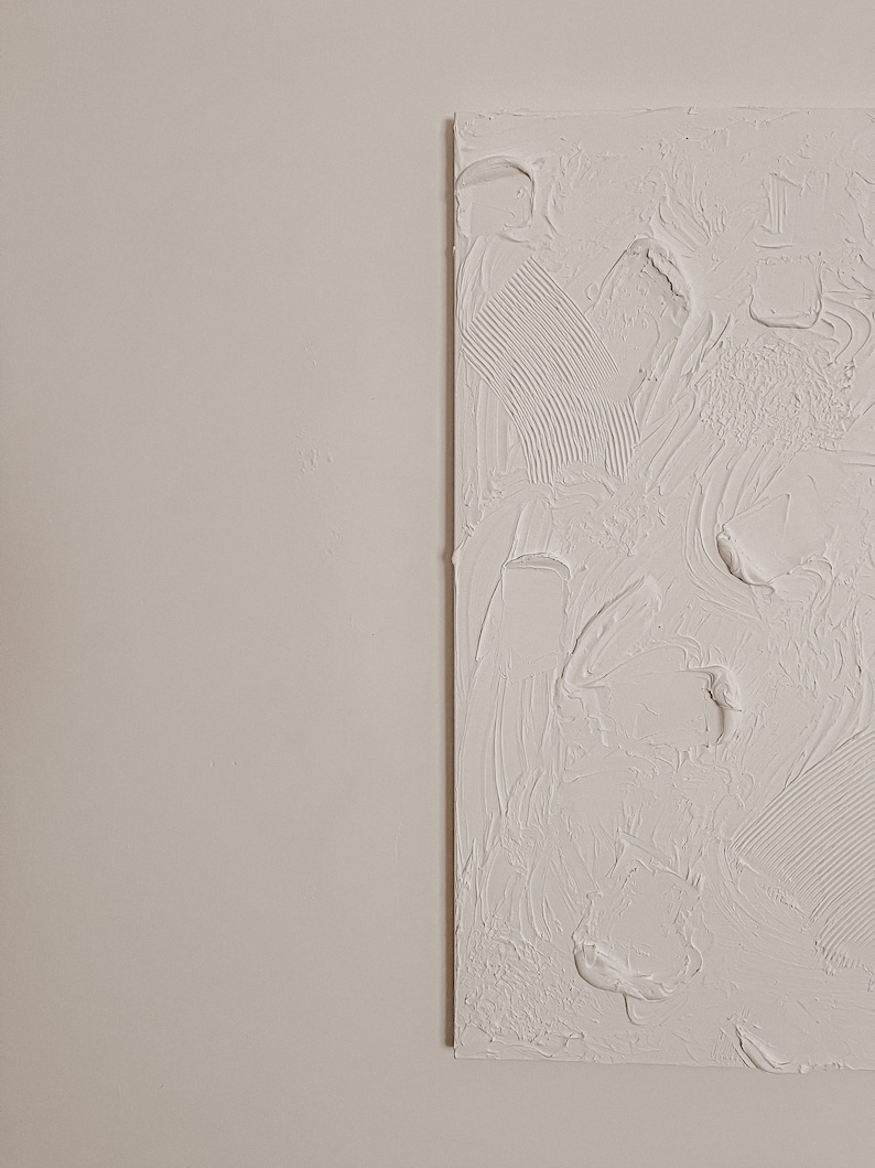 Puede incluir: Pintura abstracta blanca texturizada con pinceladas y remolinos en relieve.
