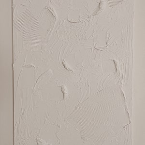 Puede incluir: Pintura abstracta blanca texturizada con pinceladas y remolinos en relieve.