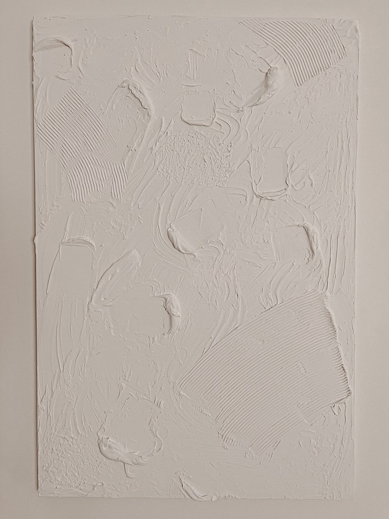 Puede incluir: Pintura abstracta blanca texturizada con pinceladas y remolinos en relieve.