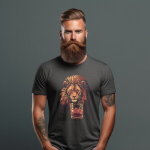 Puede incluir: Una camiseta gris oscuro con un gráfico de un león bebiendo de un vaso. El león es naranja y marrón con una melena oscura. El vaso está lleno de un líquido marrón.