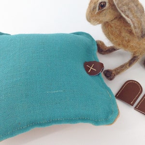Grote jute-naaldviltmat. Voorgevuld vierkant van 12 inch in blauw