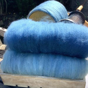 Pflanzlich gefärbte Indigo Wolle Batt: Handkardiert zum Spinnen & Filzen