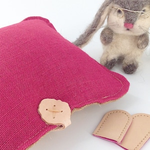 Grote jute-naaldviltmat voorgevuld vierkant van 12 inch in roze en natuurlijk Hessisch