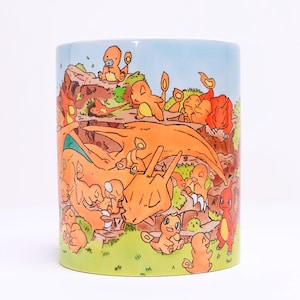 Può includere: Tazza in ceramica con un'illustrazione di personaggi dei cartoni animati arancioni in un paesaggio. Il design presenta una grande creatura arancione simile a un drago e personaggi più piccoli in un ambiente naturale con erba verde e cielo blu.