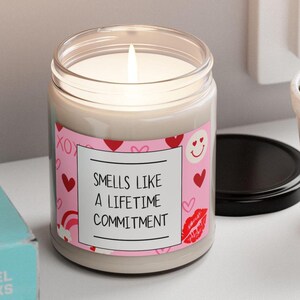 Ça sent la bougie de fiançailles, cadeaux amusants, bougie de mariage, bougie personnalisée, enterrement de vie de jeune fille, bougies amusantes, cadeau de fiançailles personnalisé