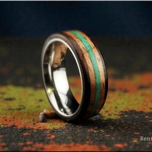 Anillo de madera curvada: Etimoe ahumado, koa hawaiana incrustada y malaquita verde, núcleo de titanio