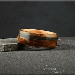 Anillo de madera curvada de roble pantanoso: incrustaciones de jaspe verde, núcleo de gabón figurado.