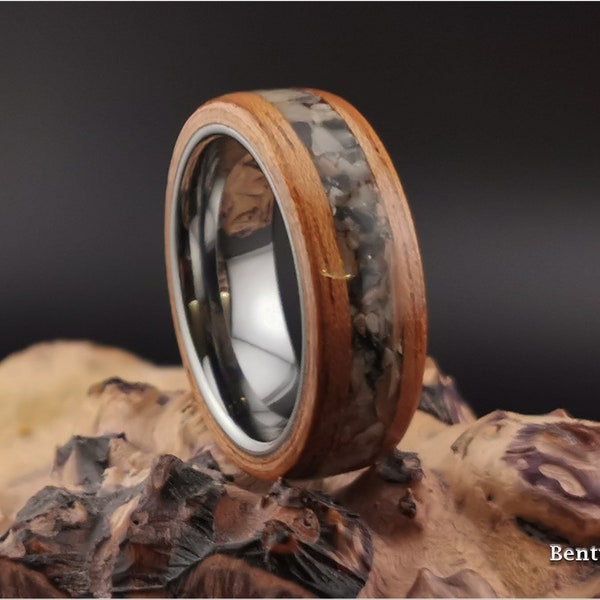 Anillo de madera curvada: Etimoe Quartersawn, mármol Picasso con incrustaciones, núcleo de carburo de tungsteno, anillo de madera