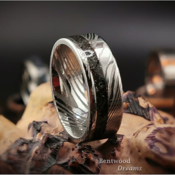 Damascus stalen ring, offset ingelegde Seymchan meteoriet, metalen ring