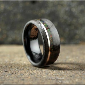 Bague en bois cintré : érable piqué gris, fil d'argent sterling incrusté et matrice cyanite-rubis, noyau en titane