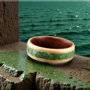 Bague en bois cintré : pin piqué rare, incrustation de variscite verte Nevada, noyau en bois de fer, bague en bois