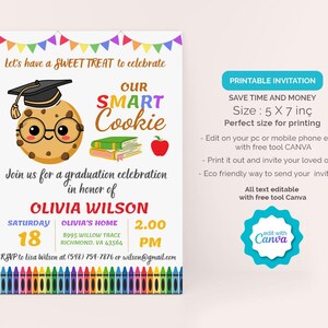 K&ouml;nnte beinhalten: Druckbare Einladung zur Graduierung mit einem Cartoon-Cookie, der eine M&uuml;tze und eine Brille tr&auml;gt. Die Einladung ist mit bunten Buntstiften und dem Text "Our Smart Cookie" verziert. Die Einladung ist 5 x 7 Zoll gro&szlig; und mit Canva bearbeitbar.