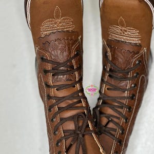 Botas anchas para hombre/mujer - Botas anchas de cuero marrón repujado.
