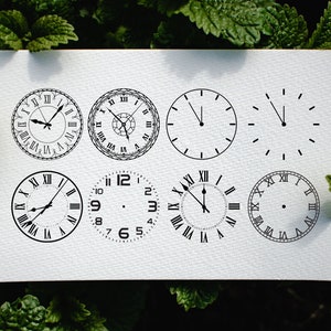 Könnte beinhalten: Eine Sammlung von acht Zifferblattdesigns in Schwarz auf weißem Hintergrund. Die Zifferblätter zeigen römische Ziffern, arabische Ziffern und minimalistische Designs. Das Bild ist vor einem Hintergrund aus grünem Laub angeordnet.
