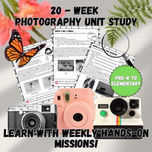 Könnte beinhalten: Eine Foto-Lerneinheit mit dem Text "20-WEEK PHOTOGRAPHY UNIT STUDY" und "LEARN WITH WEEKLY HANDS-ON MISSIONS!". Das Bild zeigt Kameras, Unterrichtsseiten und einen Schmetterling. Ein grüner Kreis zeigt "PRE-K TO ELEMENTARY".
