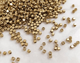 30 lub 120 koralików z surowego mosiądzu, pięknych koralików metalowych 2,5 mm, element dystansowy do biżuterii z koralików szklanych, małe kostki z mosiądzu, Ref: 4