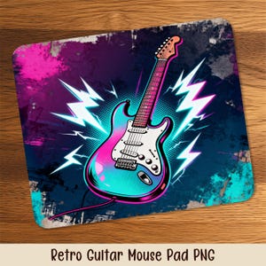 Pode incluir: Um mousepad retangular com um design retrô de guitarra elétrica. A guitarra é em tons de azul, rosa e branco, com detalhes de raios em um fundo azul escuro. O texto "Retro Guitar Mouse Pad PNG" está na parte inferior.