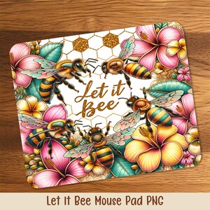 以下が含まれることがあります： 正方形のマウスパッド。ハチ、花、そして「Let it Bee」の文字が描かれた鮮やかなデザイン。アートワークにはピンクと黄色の花、緑の葉、ハニカム模様が含まれています。マウスパッドは木製の表面にあります。
