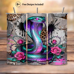 以下が含まれることがあります： 鮮やかなデザインのステンレス製タンブラー。コブラがターコイズ、紫、ピンクの色合いで描かれています。バラ、トゲ、ヒョウ柄のアクセントも含まれています。「8+ Free Designs Included!」の文字が見えます。