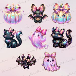 Op de afbeelding: Een verzameling van acht stickers met iriserende pompoenen, zwarte katten met strikjes, een geest en vleermuizen. De ontwerpen bevatten pastelkleurige en donkere kleurenpaletten met sprankelende steraccenten en roze strikjes.