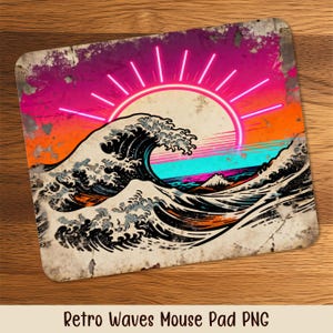 Può includere: Tappetino per mouse rettangolare con un design retrò di una grande onda oceanica e un sole rosa neon. Lo sfondo presenta sfumature di rosa, arancione, blu e nero. Il testo "Retro Waves Mouse Pad PNG" è in basso.