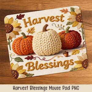 Puede incluir: Alfombrilla de ratón cuadrada con temática de cosecha otoñal. Presenta tres calabazas tejidas en naranja y crema, rodeadas de girasoles, hojas y las palabras "Harvest Blessings". El fondo es de color crema claro.