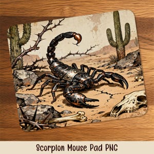 Pode incluir: Um mouse pad quadrado com uma ilustração detalhada de um escorpião metálico em uma paisagem desértica com cactos, rochas e um crânio. O texto "Scorpion Mouse Pad PNG" está na parte inferior.