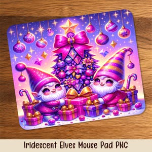 Może przedstawiać: Podkładka pod mysz z fantazyjną sceną bożonarodzeniową. Dwa elfy w różowych i fioletowych strojach flankują udekorowaną choinkę. Projekt zawiera prezenty, ozdoby i tekst "Iridescent Elves Mouse Pad PNG".