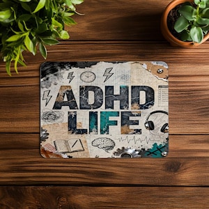 Może przedstawiać: Prostokątna podkładka pod mysz z napisem "ADHD LIFE" w postarzanym kroju pisma. Projekt zawiera błyskawice, zegar, mózg, słuchawki i inne elementy graficzne na tle kolażu.