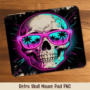 Può includere: Un tappetino per mouse rettangolare con un design retrò di un teschio con occhiali da sole rosa con riflessi di palme. Il teschio è bianco con accenti turchese e rosa, su sfondo nero. Il testo "Retro Skull Mouse Pad PNG" è in basso.