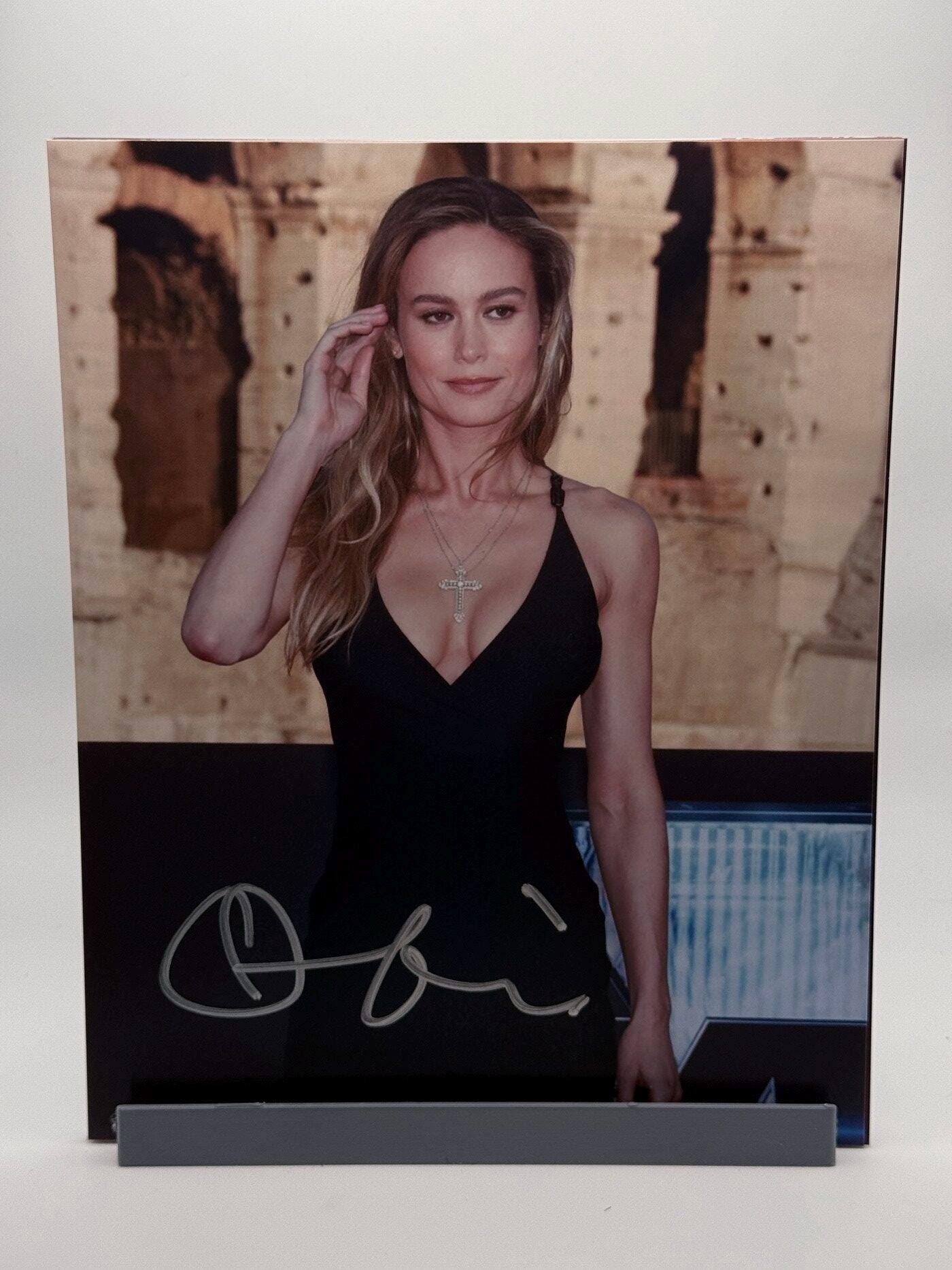 ブリー・ラーソン直筆サイン入り2Lサイズ写真…Brie Larson Amazon.co.jp: HWC Trading ブリー・ラーソン ギフト USL サイン