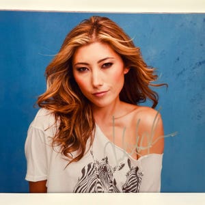 Dichen Lachman sexy ondertekend gesigneerde foto authentiek 8 x 10 COA