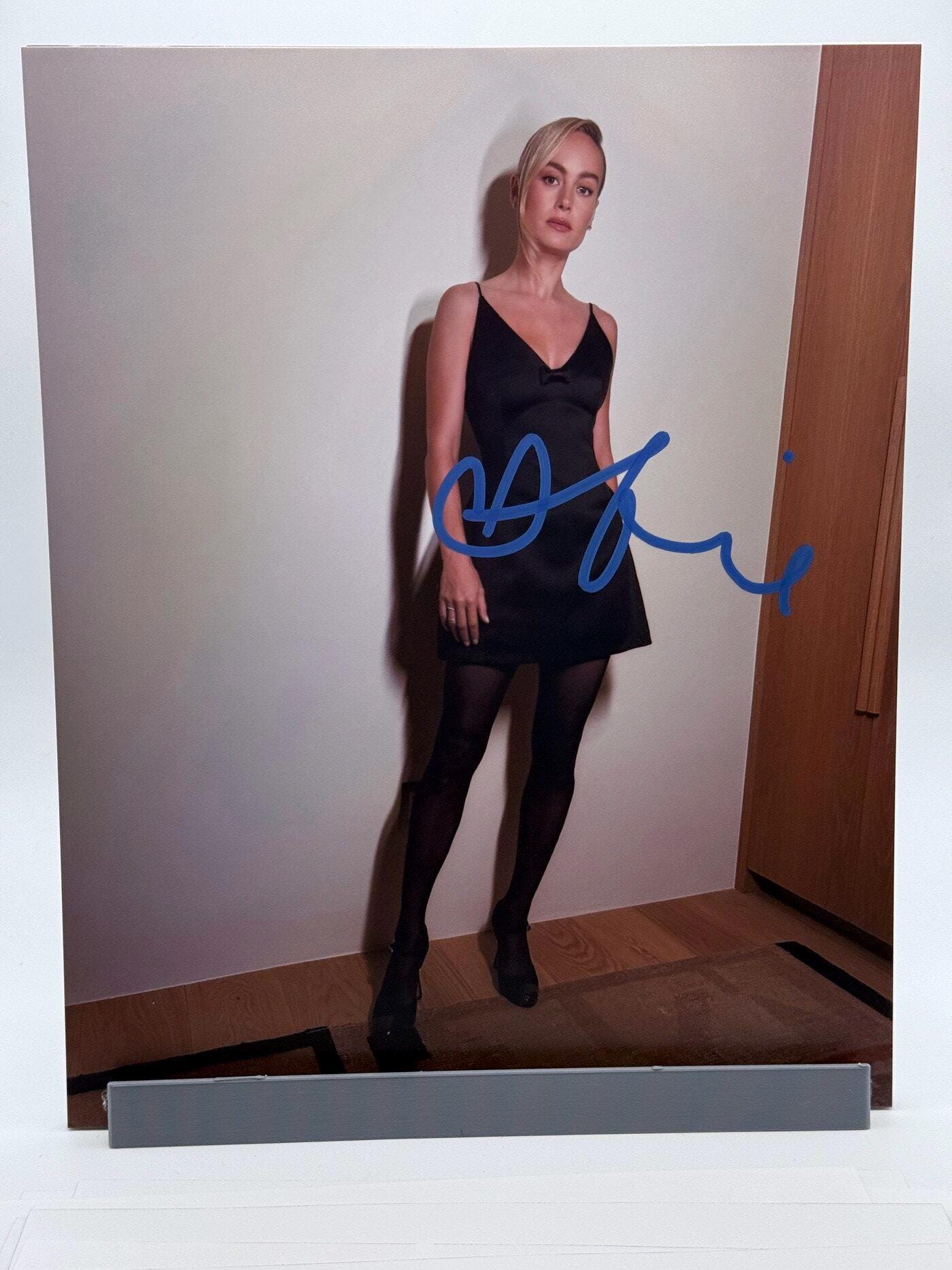 ブリー・ラーソン直筆サイン入り2Lサイズ写真…Brie Larson ザララーソン直筆サイン入り超大型写真…Zara Larssonの通販 by