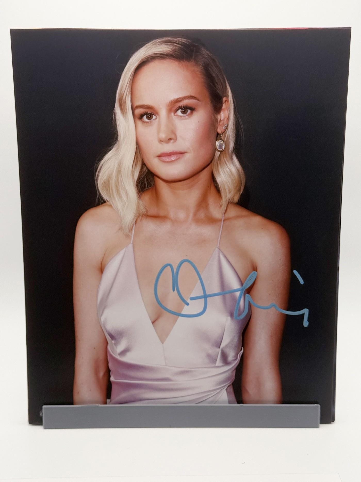 ブリー・ラーソン直筆サイン入り2Lサイズ写真…Brie Larson