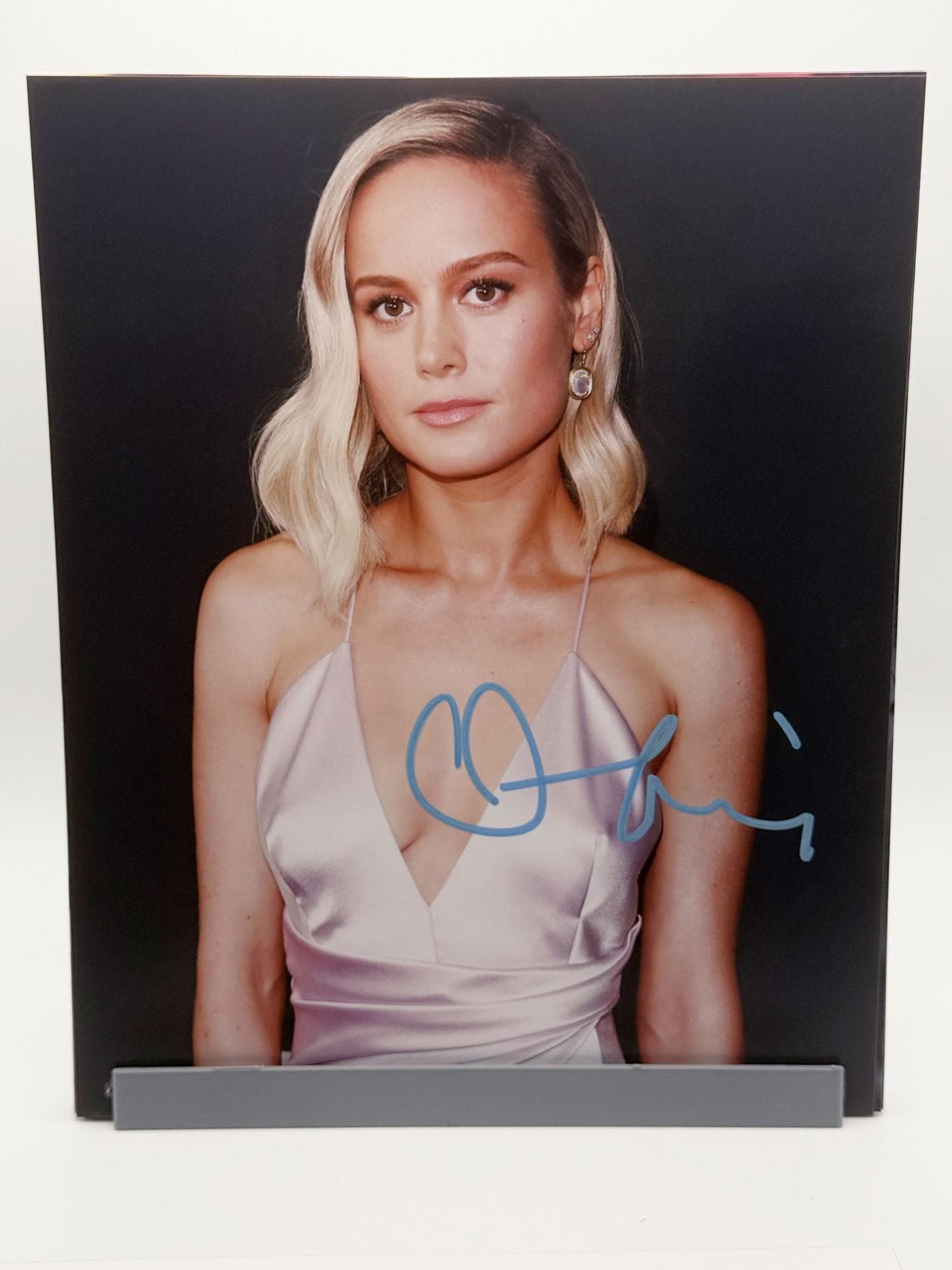 ブリー・ラーソン直筆サイン入り2Lサイズ写真…Brie Larson Yahoo!オークション -「ブリー・ラーソン」の落札相場・落札価格