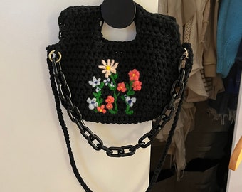 Sac à main noir au crochet avec motif floral