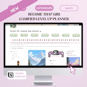 Op de afbeelding: Een computermonitor met een digitale Notion-sjabloon genaamd Become That Girl Gamified Level Up Planner. De interface bevat pixel art-afbeeldingen, een berglandschap, een spelerskaart en een sectie voor dagelijkse missies.