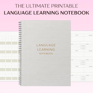 Puede incluir: Un cuaderno de aprendizaje de idiomas con espiral, con una cubierta gris claro y las palabras "LANGUAGE LEARNING NOTEBOOK" en letras doradas. La imagen también muestra páginas con cuadrículas de alfabeto y secciones para tomar notas. El texto "THE ULTIMATE PRINTABLE LANGUAGE LEARNING NOTEBOOK" está en la parte superior.