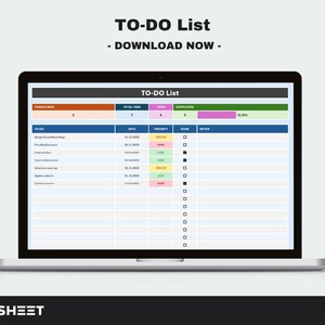Könnte beinhalten: Ein Laptop zeigt eine digitale To-Do-Liste mit einem Farbschema aus Blau, Orange, Pink und Grün. Der Bildschirm zeigt eine Tabelle mit Spalten für Aufgaben, Daten und Projektstatus. Oben auf dem Bildschirm steht "TO-DO List - DOWNLOAD NOW -."