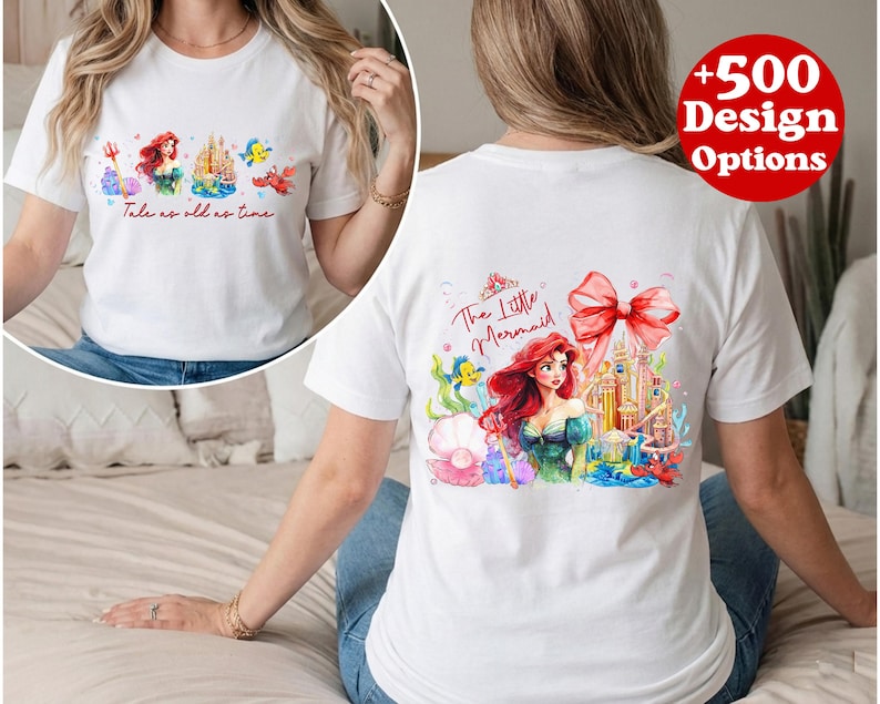 Puede incluir: Camiseta blanca con un gr&aacute;fico colorido de una sirena, un castillo y criaturas marinas. La parte delantera de la camiseta tiene el texto "Tale as old as time". La parte trasera de la camiseta tiene el texto "The Little Mermaid".